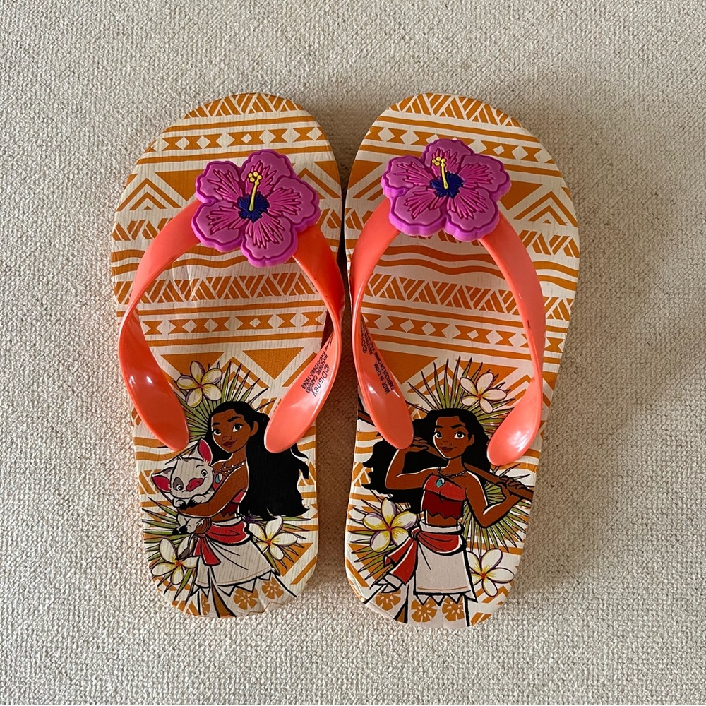 Disney Moana flip flops. Pink Flower detail